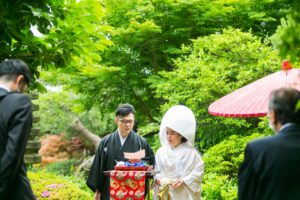 【隠れ里車屋】緑あふれる日本庭園でご家族に伝える結婚報告式